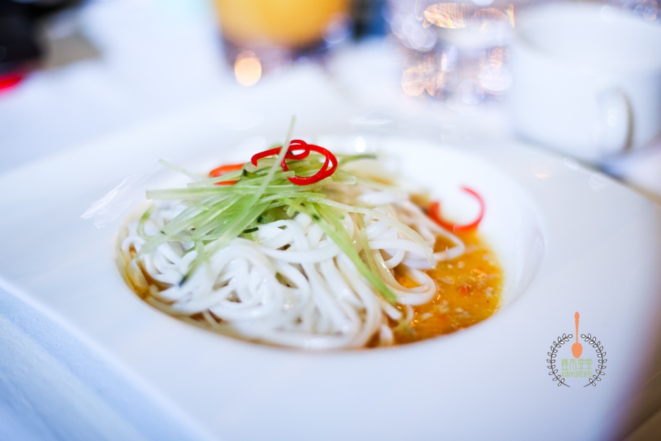 螃蟹买回来活的放一晚死了能吃吗,活螃蟹放到冰箱里冷冻死了能吃吗