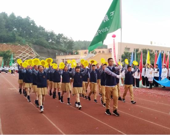 披着五彩盛装，唱响我的祖国，天府师大一中运动会，燃了