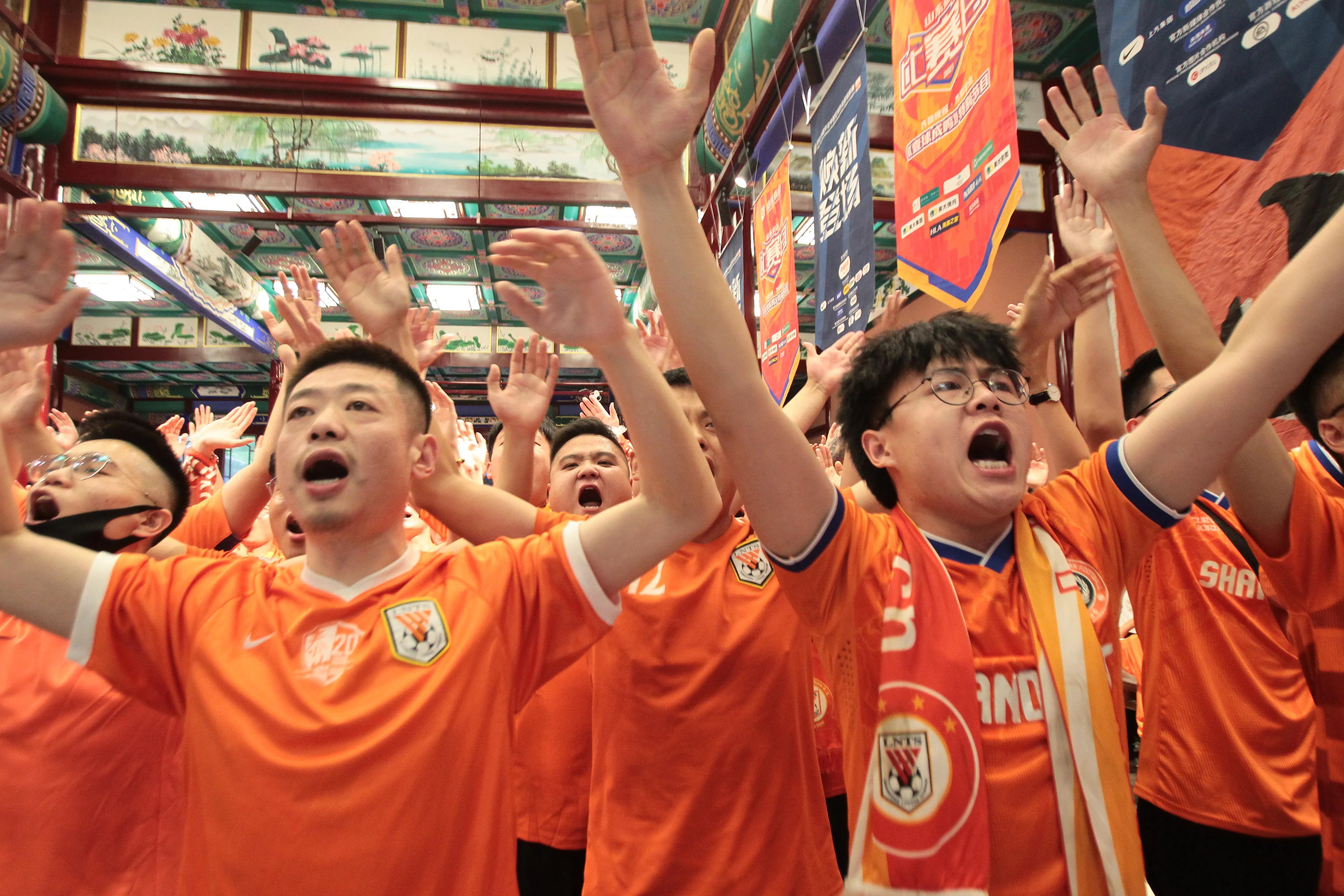 愿岁月可回首且以深情共白头图片,愿岁月可回首且情深共白头谁写的