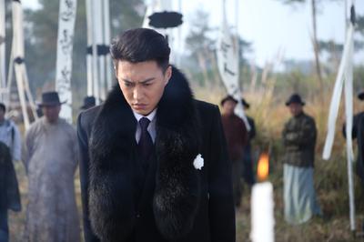 他曾是“职场男神”，娶“北电才女”李佳，今一家四口其乐融融