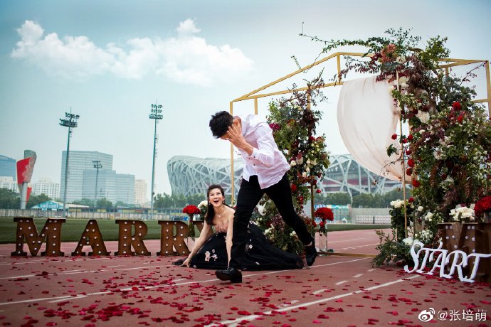 32岁百米飞人赛场晒幸福！女友名校出身还是美女主持，大钻戒亮了