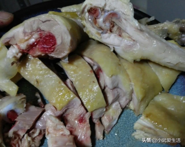 在广东餐厅吃到没熟的白切鸡，别急着找老板理论，不然会闹出笑话