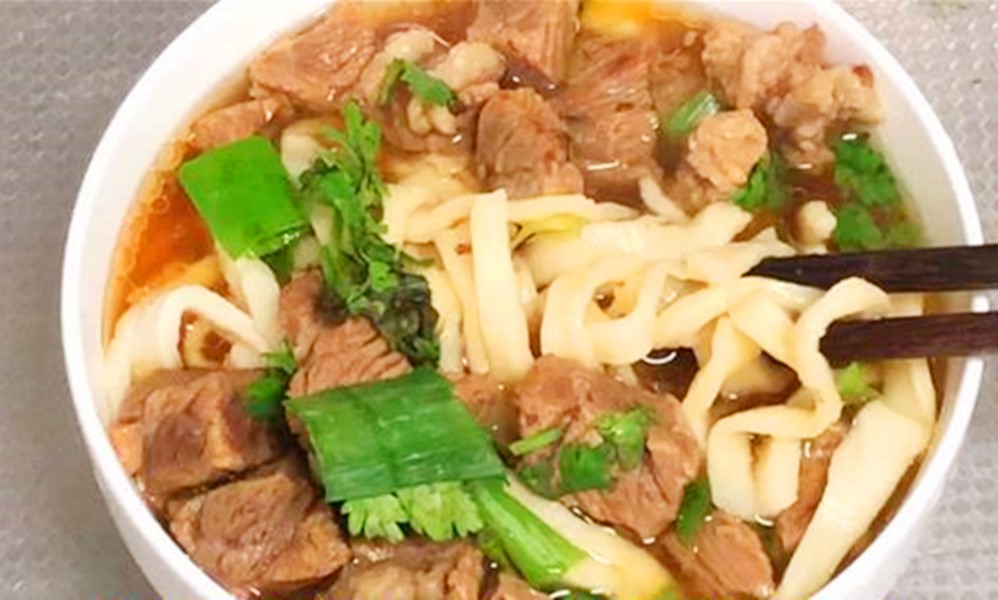 做手擀面里面需要加鸡蛋吗,手擀面面条怎么煮才筋道不粘连