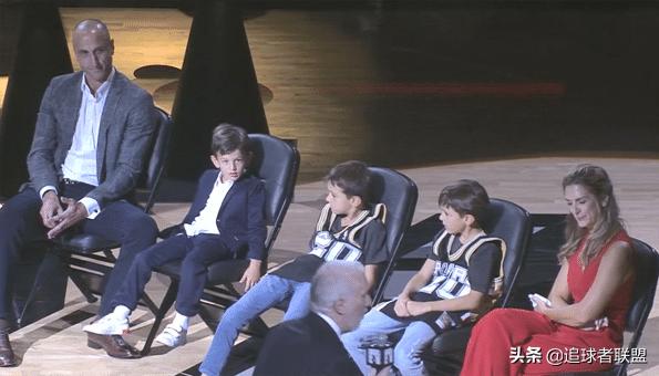 马努拥抱波波,马努最后一场波波维奇叫马努上场