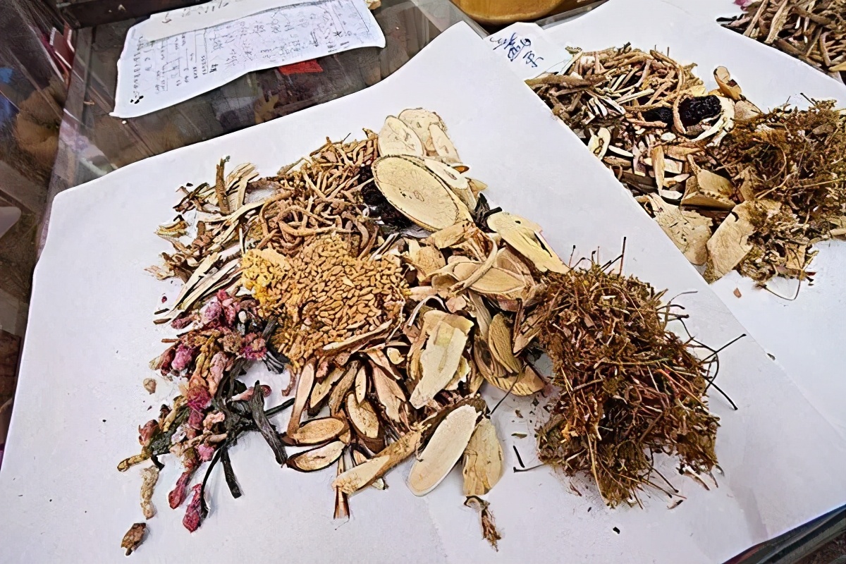 感觉睾丸潮湿是怎样回事,感觉睾丸包皮有点潮湿