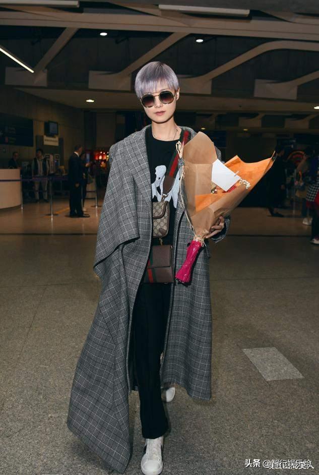 李宇春穿高开叉鱼尾裙 (李宇春穿鱼尾红裙大秀曲线)