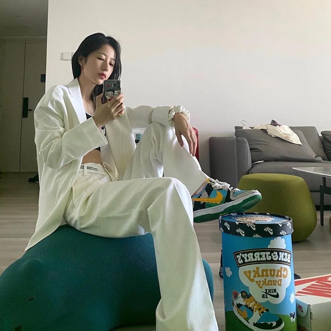 周杰伦球鞋配色,邓紫棋周杰伦同款球鞋