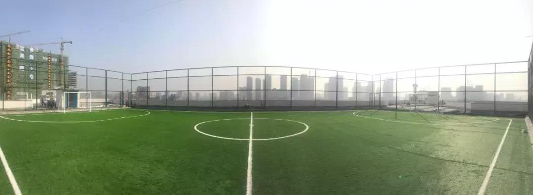 带屋顶的足球场,有屋顶的室内足球场