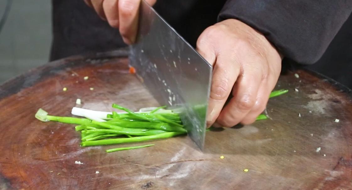 把猪脚炖好吃的做法,两年的猪脚怎么煮好吃又简单