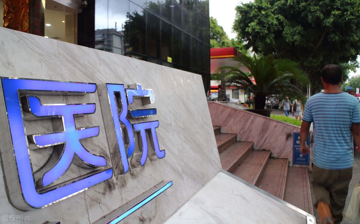 半夜醒来发现床上有一条小蛇,晚上看到一条蛇小说