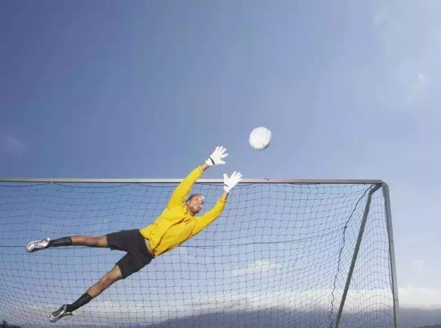 小场地足球教学,足球怎么踢才又高又远教程