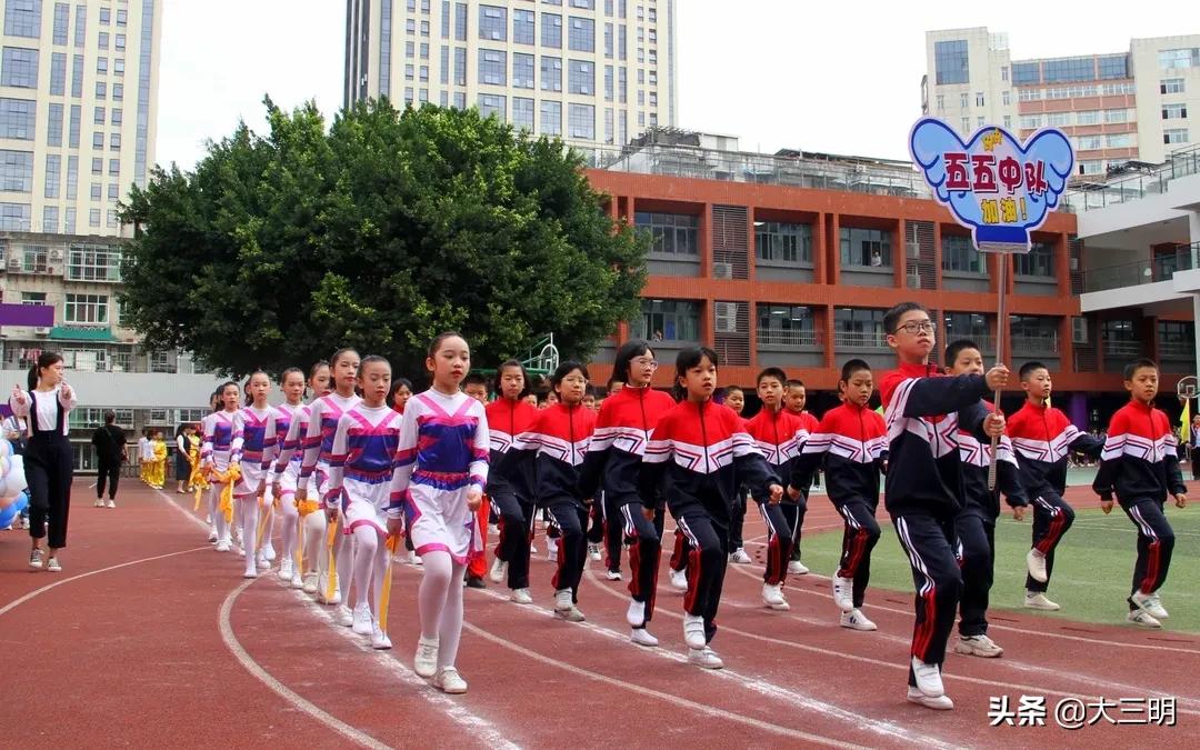 全力以复从心启航黑板报,向阳中学校运会活动