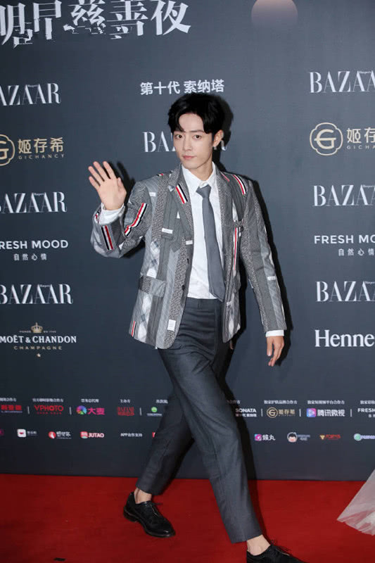 肖战最新条纹西装造型,肖战2019芭莎慈善夜晚会后台回眸