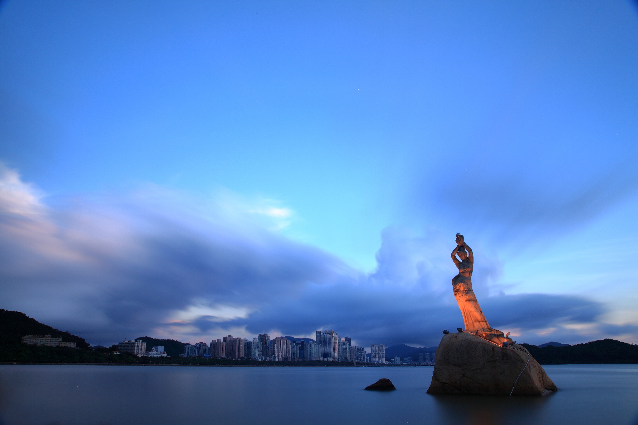 珠海和澳门一河之隔,珠海号称百岛之城