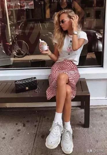 今年流行的裙子不穿高跟鞋,穿今年最流行的裙子