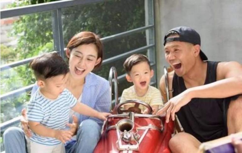 双胞胎姐妹花喝豆浆,双胞胎姐妹一个喝牛奶一个喝豆浆