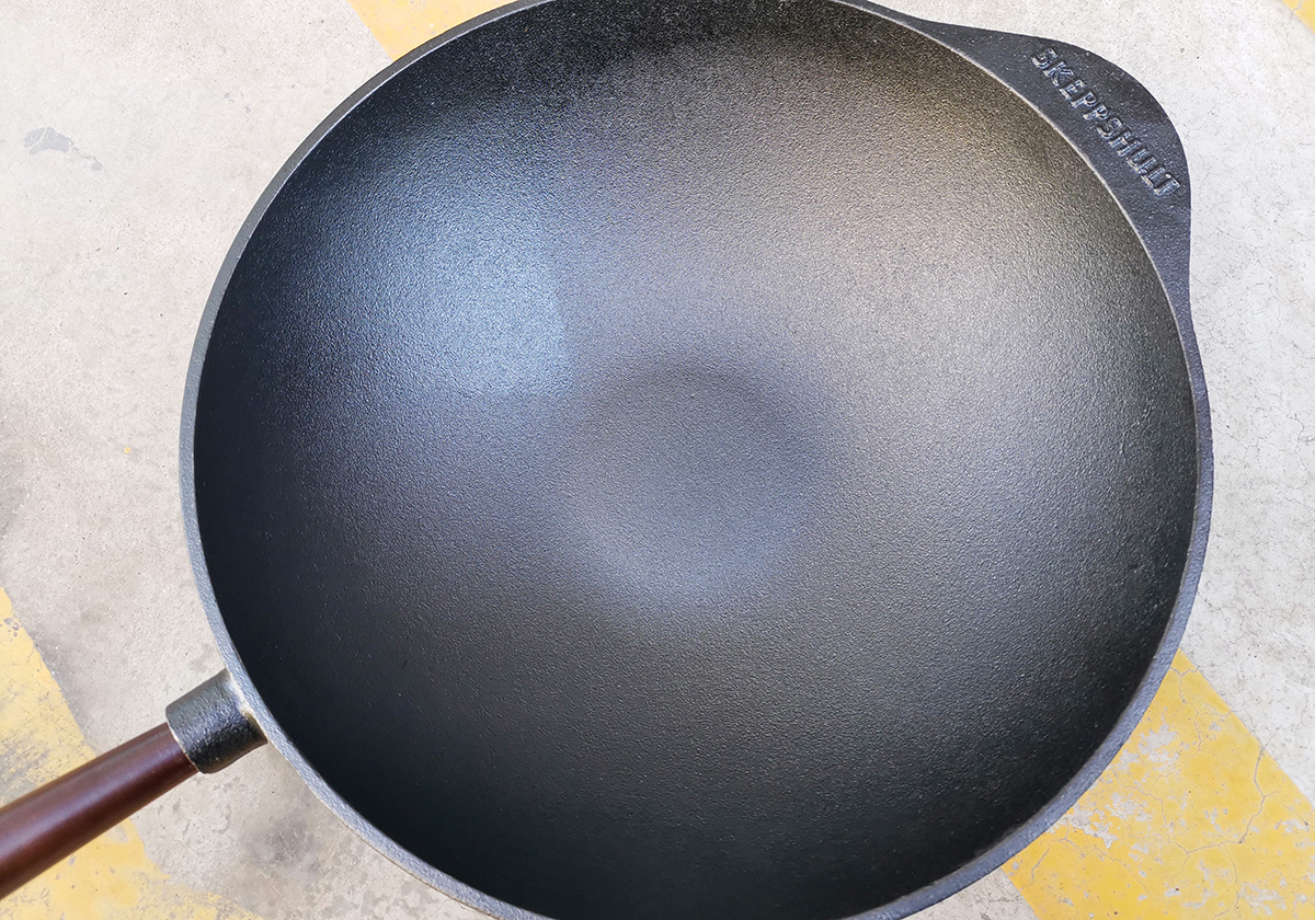 瑞典造的千元铁锅，重4.2公斤，百年核桃木握把，管用一辈子