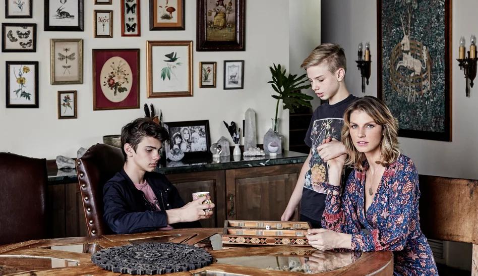 全球最撩超模！一双狐狸媚眼迷倒众生，爆红后却在乡下养鸡？