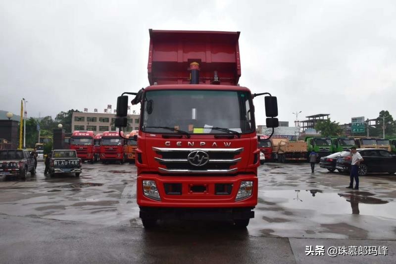 红岩杰豹8x4轻量化自卸车最新款,红岩自卸重卡