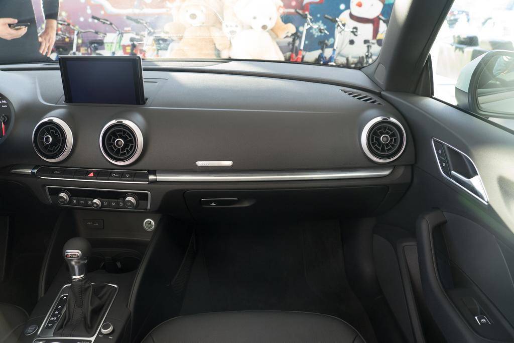 标配2.0T+7速双离合,进口奥迪紧凑敞篷没触控,靠颜值卖车?