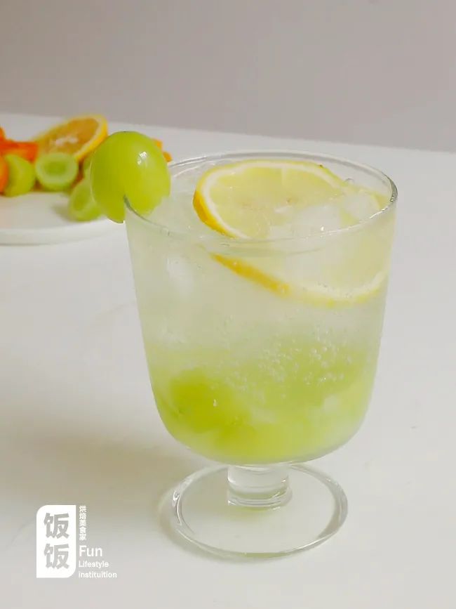 草莓青提气泡水,青提乌龙气泡水