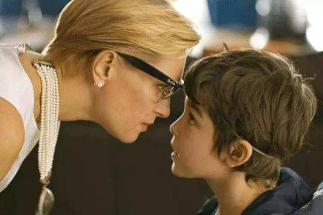 幼儿园老师给孩子布置作业,幼师给小孩布置作业