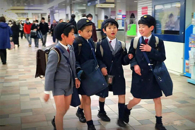 在日本接送孩子上下学,日本让孩子上下学