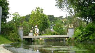 福建泉州聚龙小镇温泉公园：岩脉温泉中药花瓣池亲子戏水区