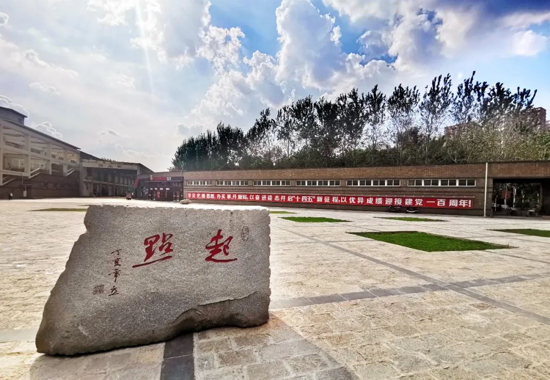 母校前面的广场是什么广场,母校校门设置