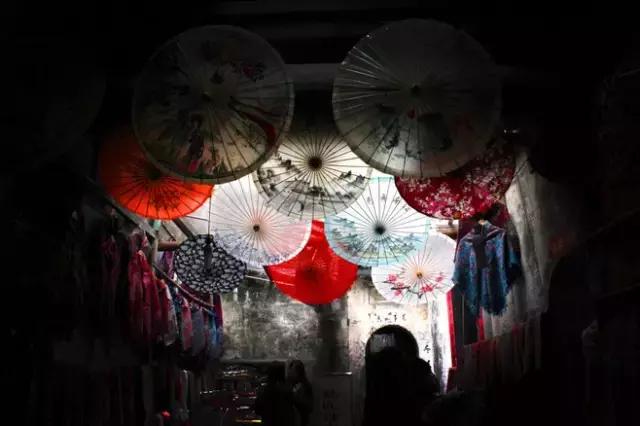 美丽的油纸伞江南水乡独特的风韵,撑一把油纸伞感受一种朦胧的美