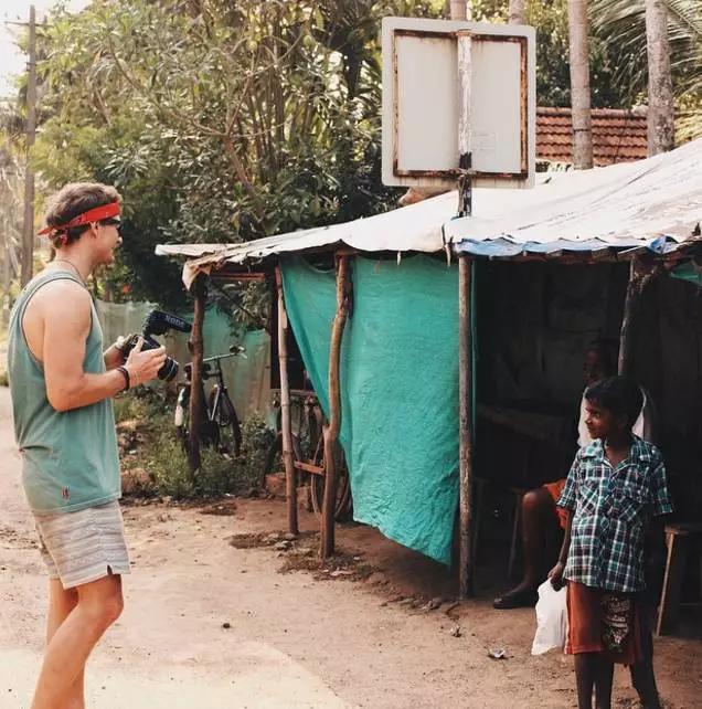 一个清洁工拍的照片一张卖6万,把美女娶回了家