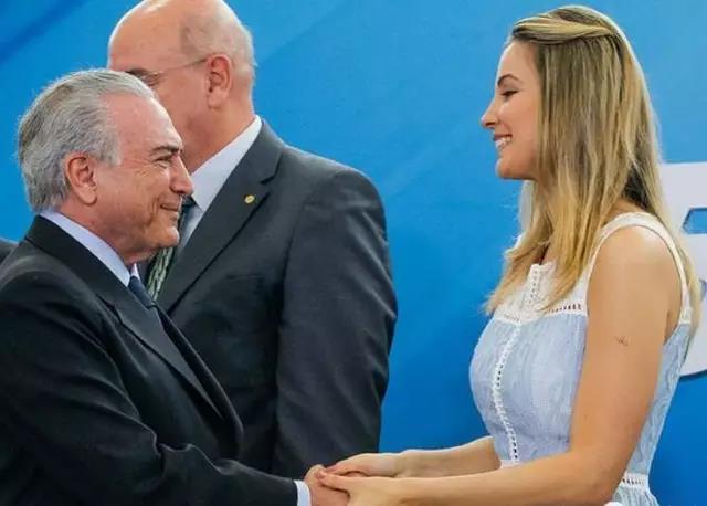 她被称巴西最美第一夫人，选美亚军出身，大胆穿围裹裙秀凹凸身材