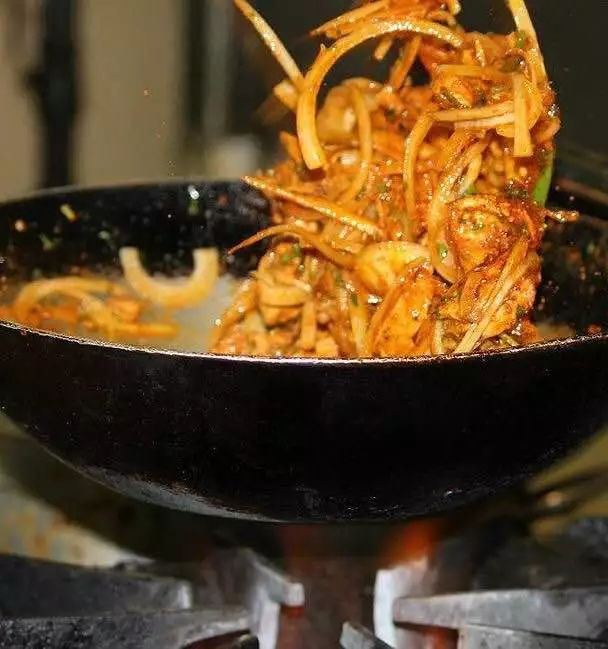 菜锅炒菜总是糊底,铁锅炒什么菜都粘锅怎么办