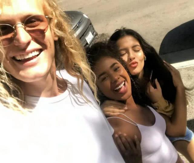 美女子同时谈了女朋友和男朋友、称这是流动的爱，男友嫉妒