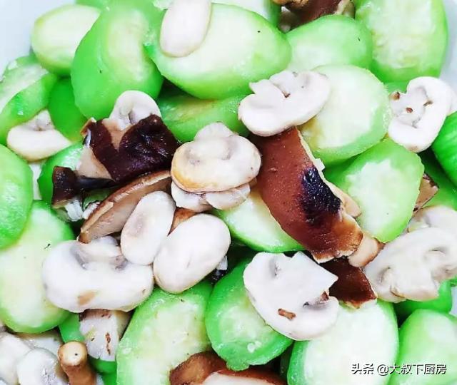 西兰花炒牛肉丝瓜炒口蘑,家常炒菜的蘑菇