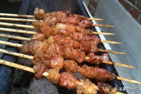 烤肉串是用孜然粉还是孜然粒,羊肉串用炭烤和电烤有区别吗