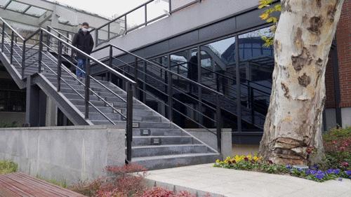 能让AppleCare+都赚不到钱的Defense决色小彩壳到底有多能摔？