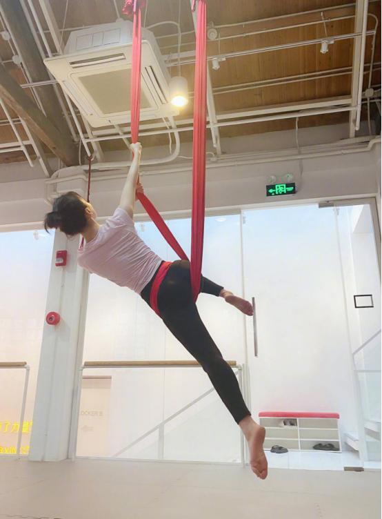 袁姗姗穿黑色运动裤出席活动,袁姗姗高腰裤穿搭