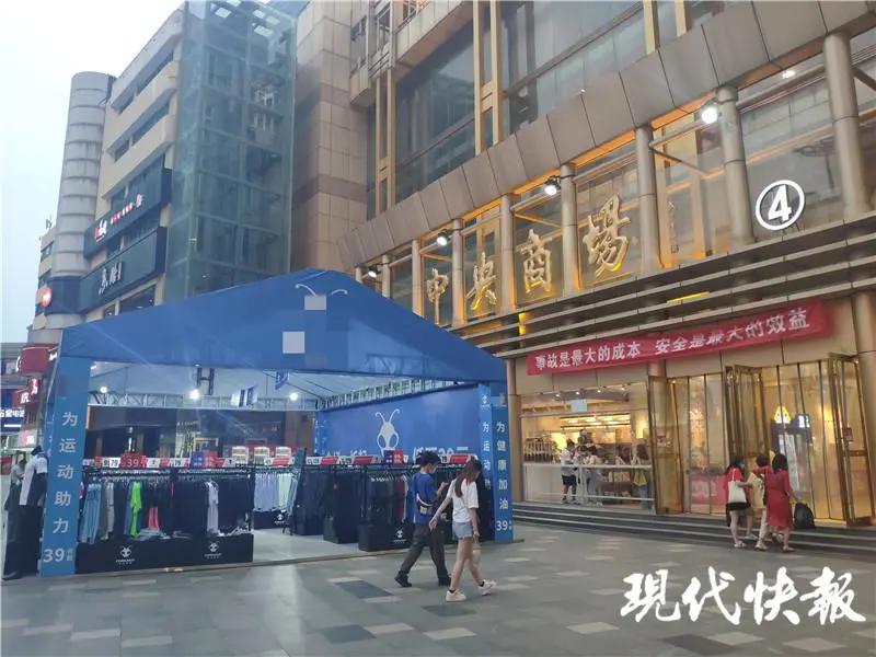 南京小吃夜市一个摊位多少钱,南京夜市摆摊一条街