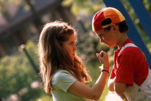 如何处理孩子在学校被欺负的问题,孩子在学校被欺负了孩子怎么做