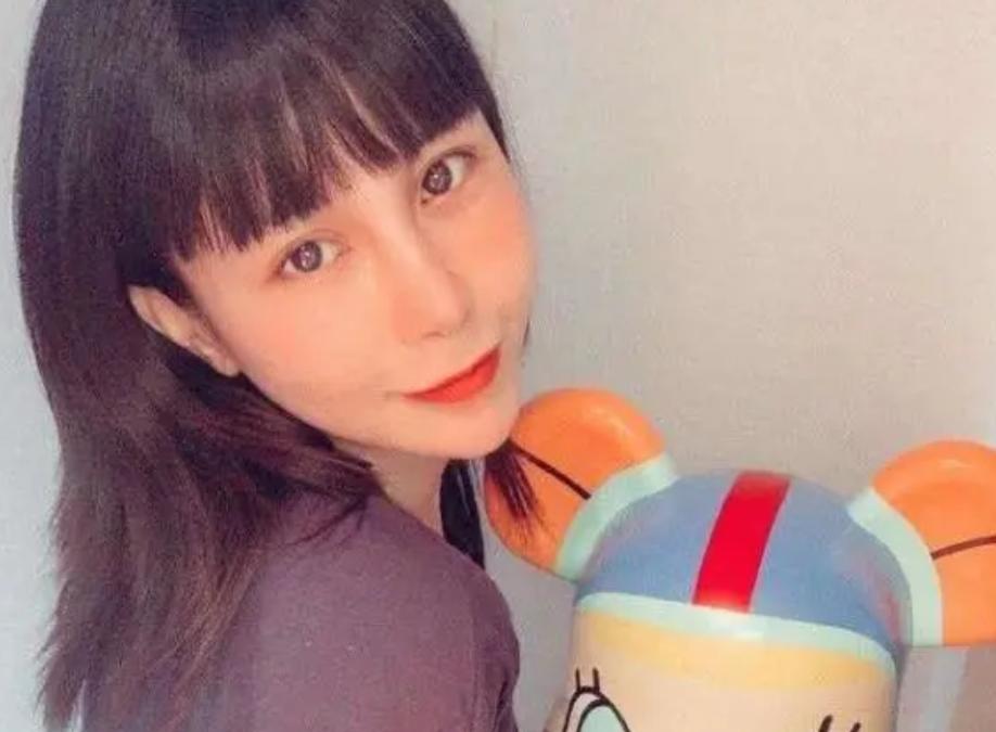 当年坐在宝马车上哭的女孩嫁了吗,拜金女马诺近况