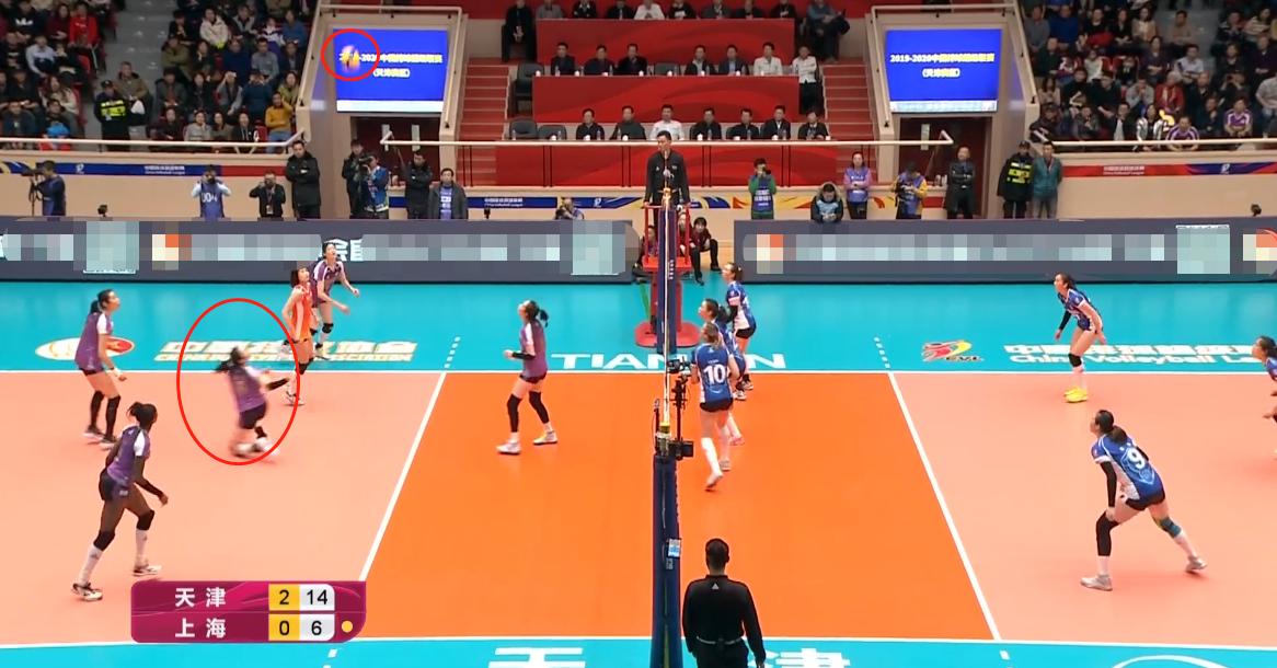 攻手扣球找球,姚迪传球给朱婷