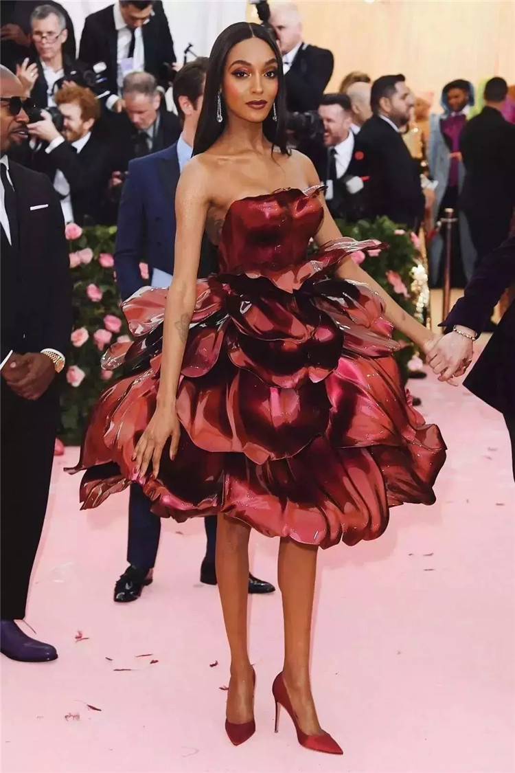 破产的辛德瑞拉ZacPosen！看来裙子再好看，人们买不起也没用