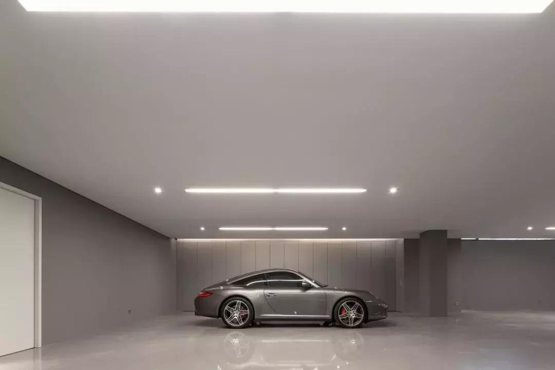 看似简单的白色极简，室内却如此惊艳