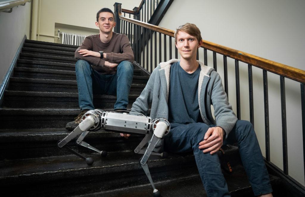 小米机器狗智能ai机器人,小米机器人铁蛋和波士顿机器狗