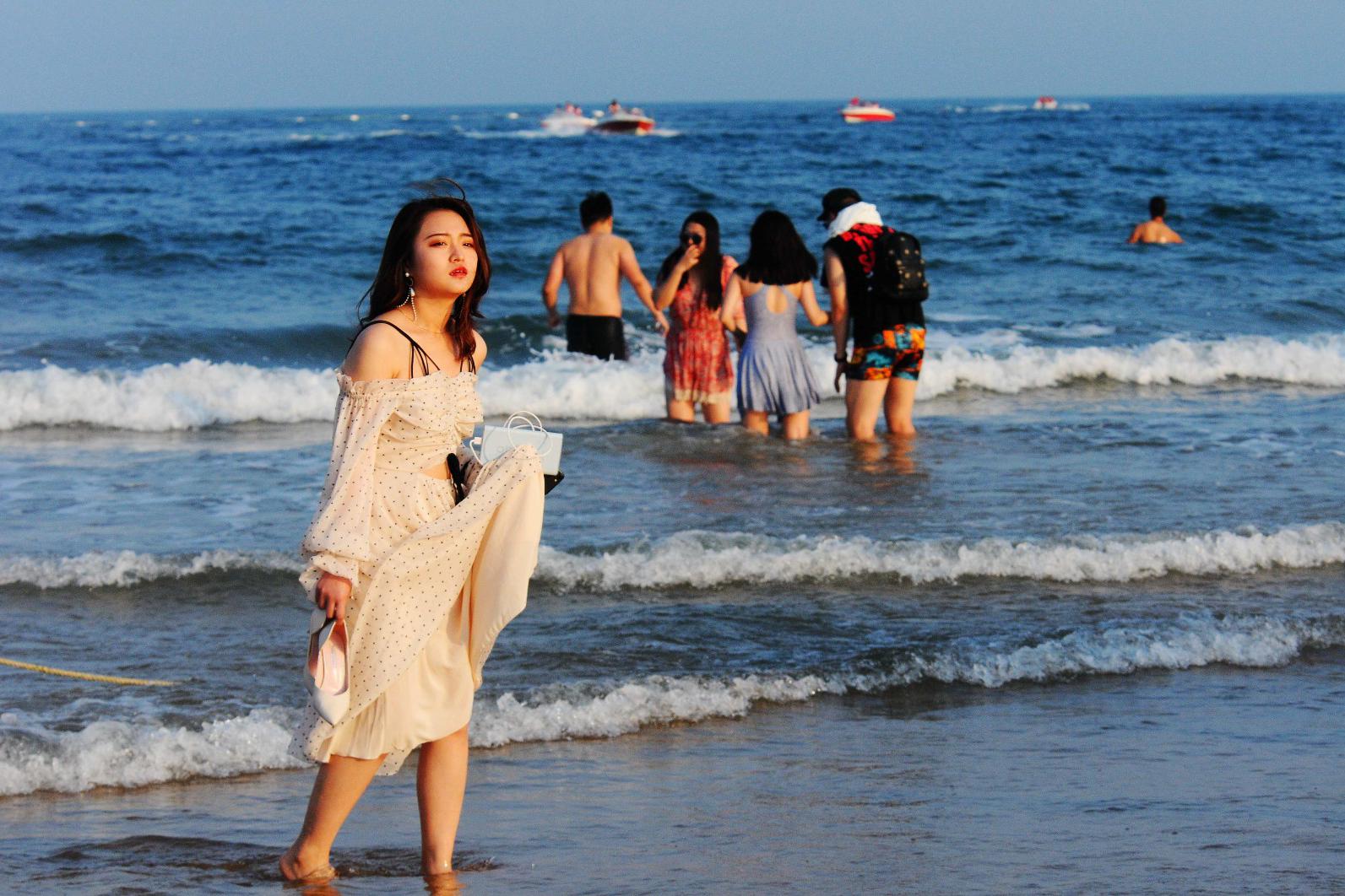 青岛金沙滩——亚洲第一滩，夏天人气火爆，美女扎堆，超级震撼