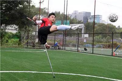 广东一独腿小伙拄双拐飞奔射门,独腿男子拄拐踢球