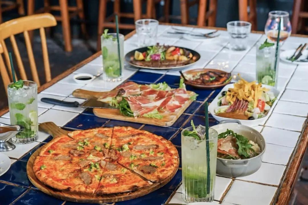 每天要喝掉两杯奶茶,每天要喝2000ml咖啡