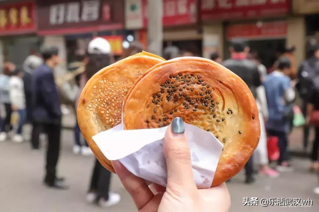 排的队比街道长!这条街什么来头?