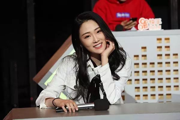 对外社会大姐头,对内花痴的小迷妹